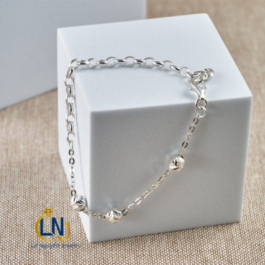nữ nên đeo lắc tay bạc bên nào