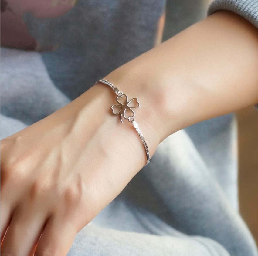 nữ nên đeo lắc tay bạc bên nào
